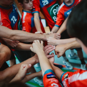 jsg-koeln_300x300_2024_10 junge Handballer begrüßen sich zum Spielbeginn