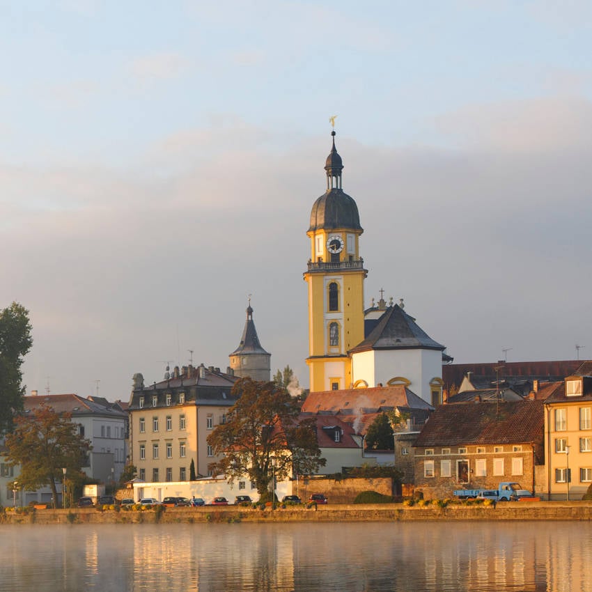 Kitzingen – Mainufer mit Kirche