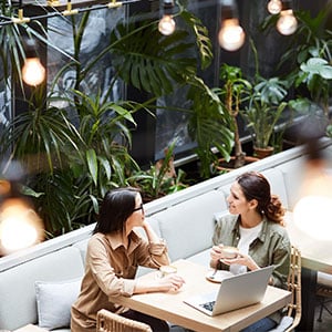 Frauen in einem Café