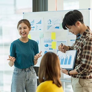 Schüler vor einem Whiteboard