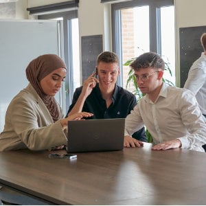 73A07322ZurichVertriebAzubi_300x300 73A07322ZurichVertriebAzubi_300x300