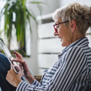 aelterer-sparer-basis_300x300_2023_04 Dame mit Tablet