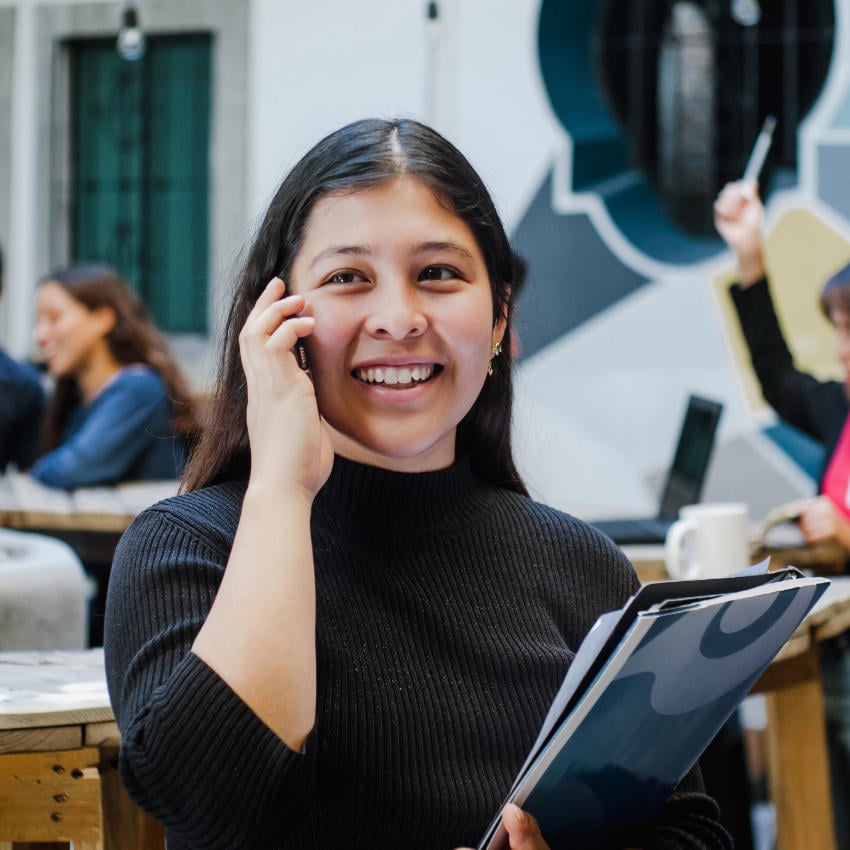 Frau telefoniert m Handy