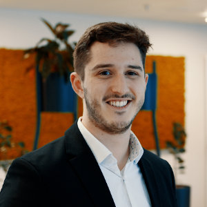 Junge Frau lehnt lächelnd an Spiegel