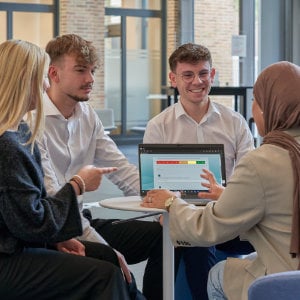 73A07053ZurichVertriebAzubi_300x300 Auszubildende arbeiten gemeinsam an einem Laptop