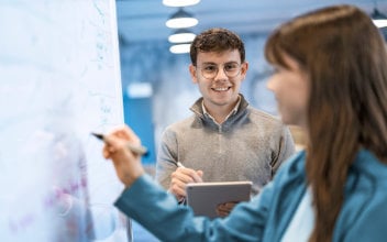 ausbildung-im-vertrieb_352x220_2023_12 73A07334ZurichVertriebAzubi_352x220