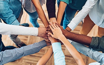 ausgestreckte-haende_352x220_2022_03 ausgestreckte-haende_352x220_2022_03