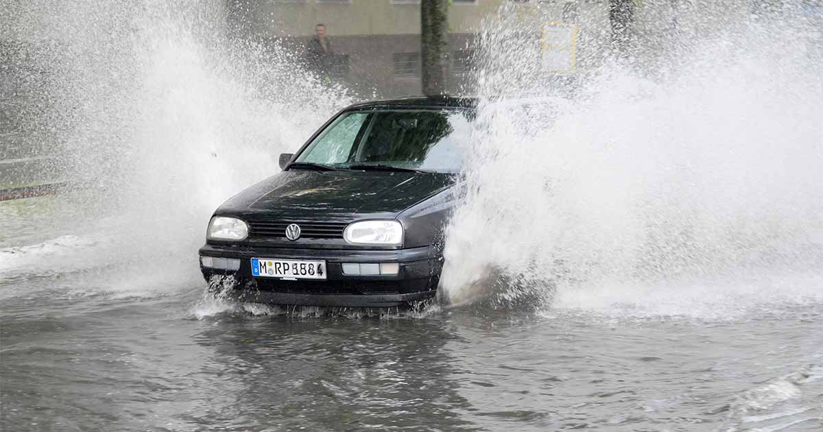 auto_in_Pfuetze_1200x630_2021_07