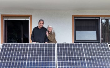 Paar auf Balkon mit installiertem Balkonkraftwerk