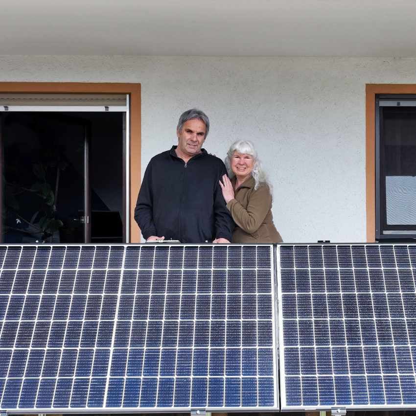 Paar auf Balkon mit installiertem Balkonkraftwerk