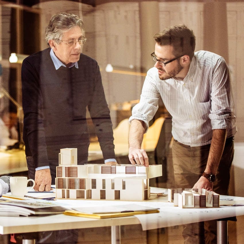 iStock-490507452 Zwei Architekten beraten sich zum Modell eines Neubaus