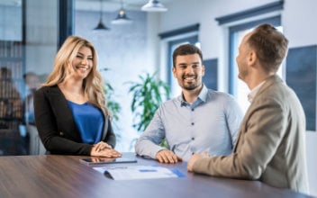 berufserfahrene_352x220_2023_11 Kollegen arbeiten gemeinsam an einem Laptop