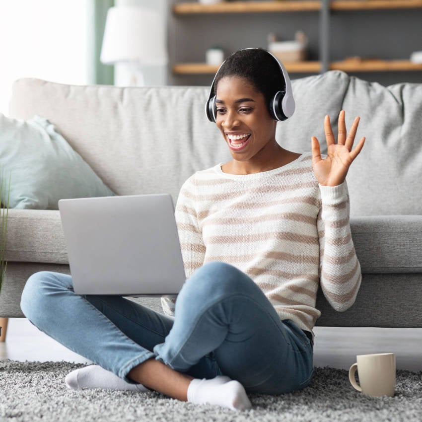 Junge Frau mit Kopfhörern und Laptop