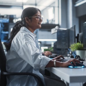 berufswechsel_300x300_2024_11 Frau arbeitet am Computer