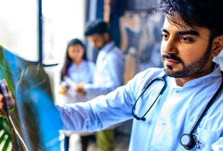 Ein Arzt schaut auf eine Röntgenaufnahme