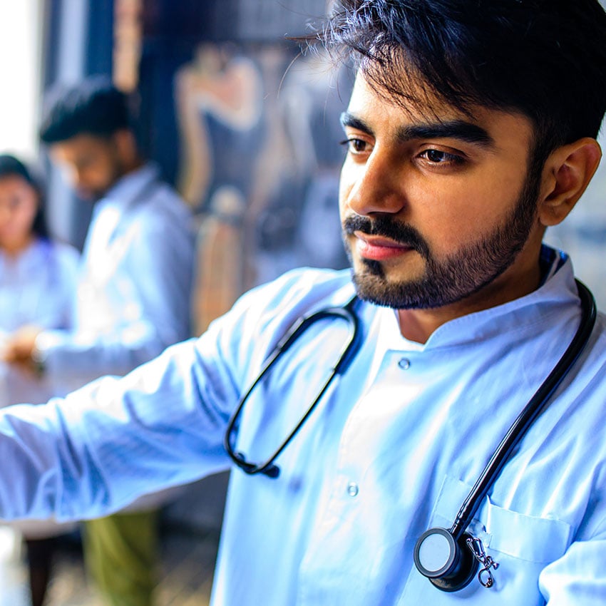 Ein Arzt schaut auf eine Röntgenaufnahme