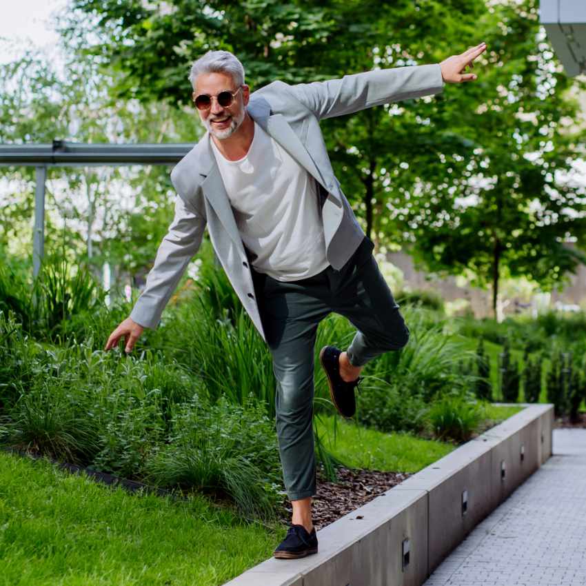 bu-bei-adhs_850x850_2024_11.jpg Paar geht gemeinsam einen Berg hoch