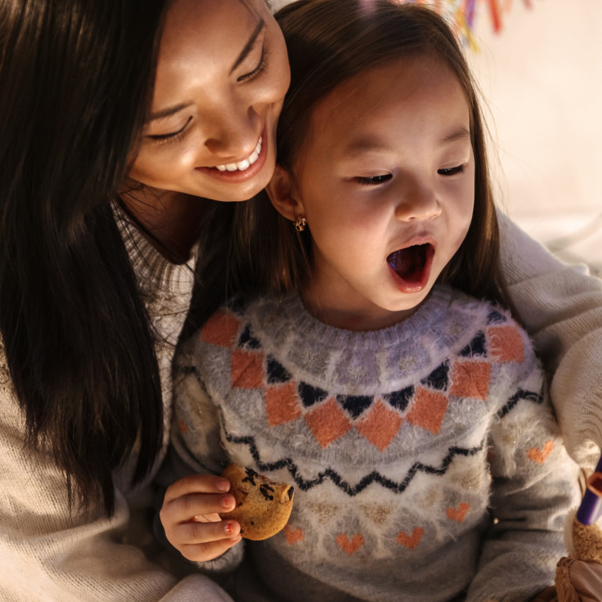 Paar geht gemeinsam einen Berg hoch