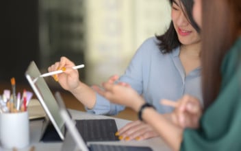 bu-kosten_352x220_2023_08 Zwei Frauen arbeiten gemeinsam am Laptop