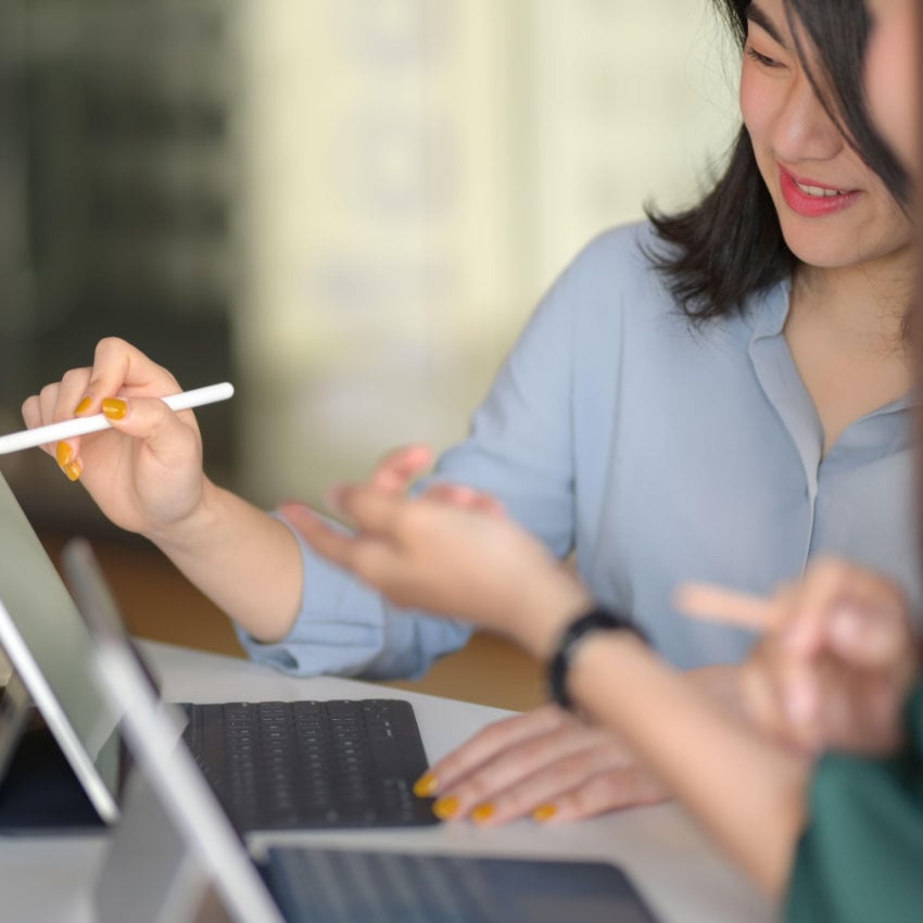 2AW0NX3_850x850 Zwei Frauen arbeiten gemeinsam am Laptop