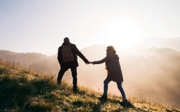 bu-oder-unfall_352x220_2023_05 Paar geht gemeinsam einen Berg hoch