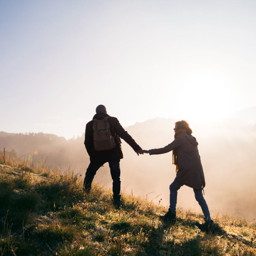 M7N99Y_850x850 Paar geht gemeinsam einen Berg hoch