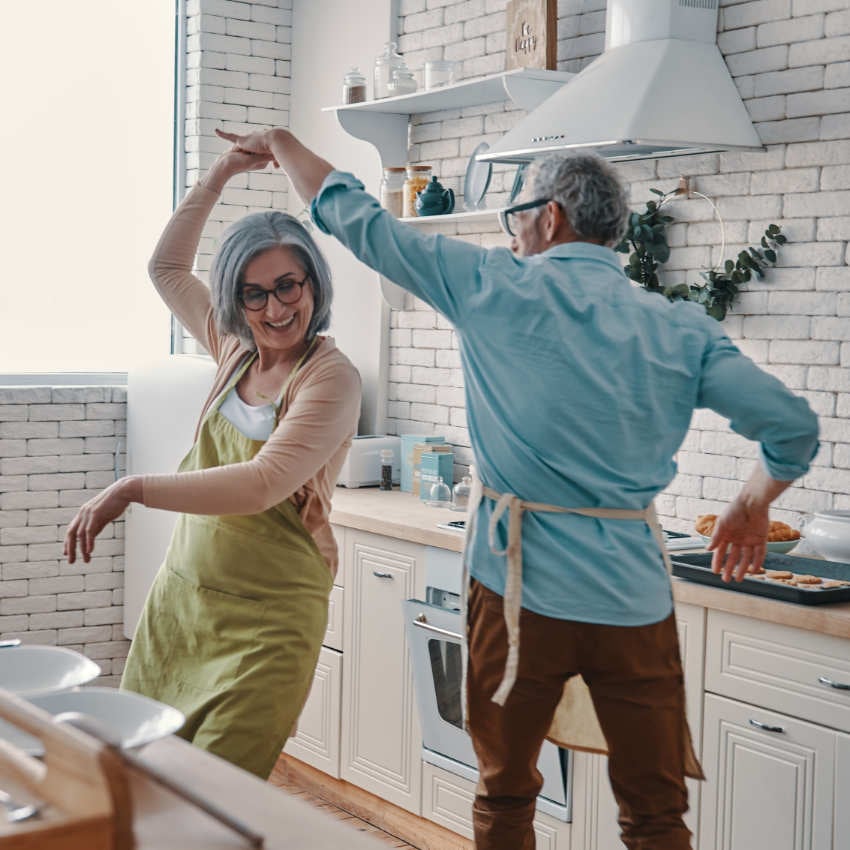 Frau und Mann tanzen in der Küche