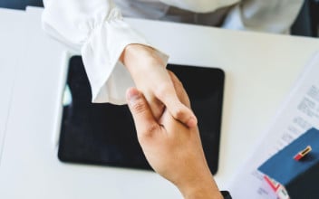 deckungssumme-hpv_352x220_2023_06 Händeschütteln bei Vertragsabschluss