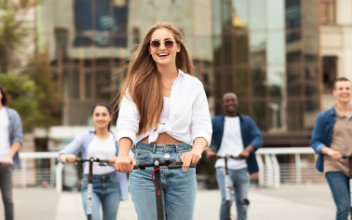 Gruppe junger Menschen auf E-Scootern