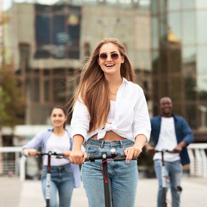 Gruppe junger Menschen auf E-Scootern
