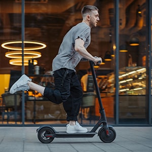 e-scooter-fussgaengerweg_300x300_2022_03 e-scooter-fussgaengerweg_300x300_2022_03