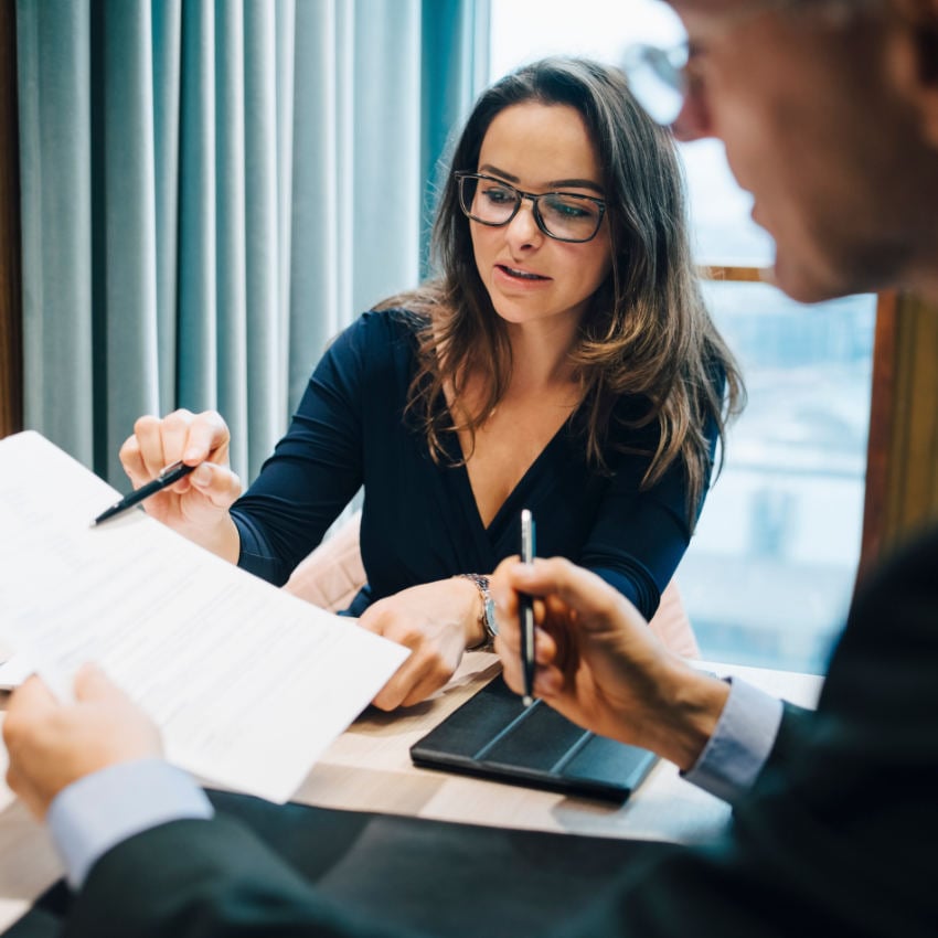 GettyImages-1316107530 Frau und Mann beraten über ein Dokument