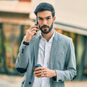 junger Mann telefoniert am Handy