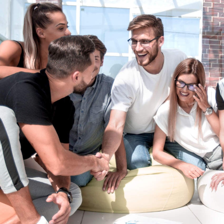 junge Menschen beim Erste Hilfe-Kurs