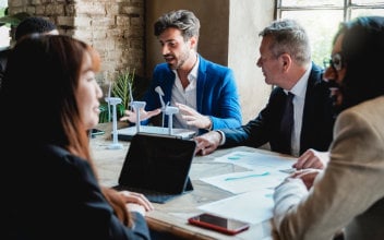 erwartungen-stakeholder_352x220_2023_09 geschäftliche Besprechung