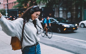 Junge Frau mit Rucksack und Kopfhörern