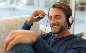 Mann mit Kopfhörern