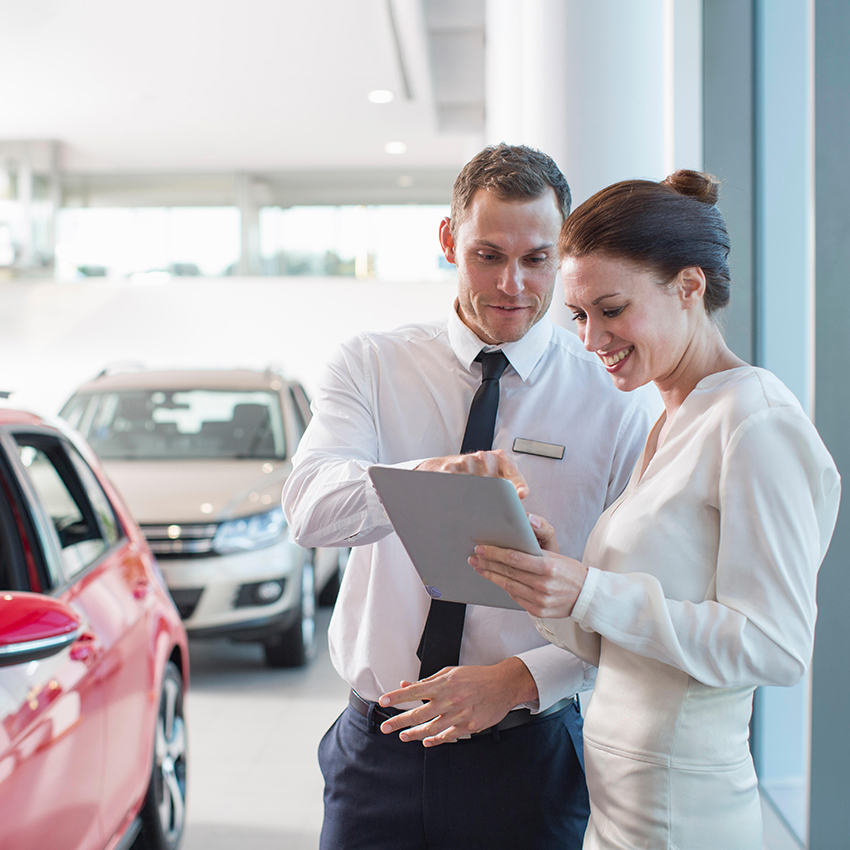 Mann berät Frau am Tablet