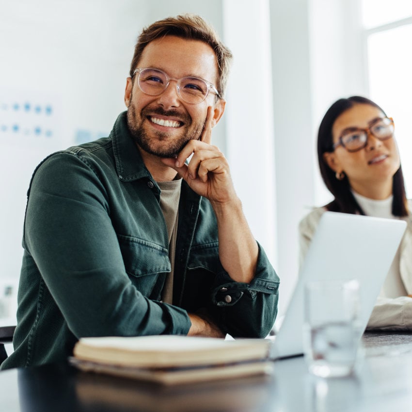 Lächelnder Mann mit Laptop