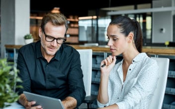 forderungsmanagement_352x220_2023_10 Kollegen verwenden Tablet-PC