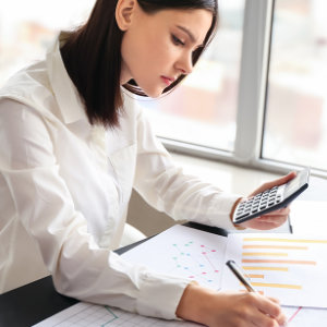 Frau rechnet mit Taschenrechner