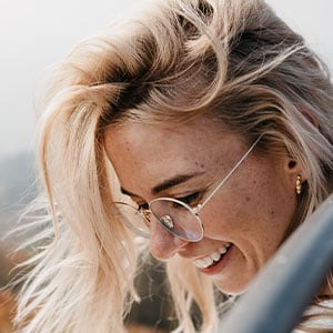 frau-mit-brille_300x300_2025_06