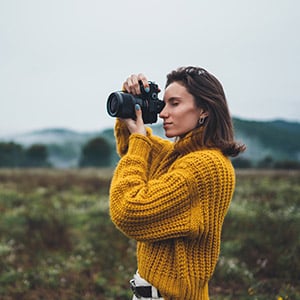 Eine Frau hält eine Kamera in der Hand