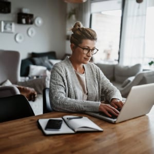 frau-tippt-am-laptop_300x300_2022_07 frau-tippt-am-laptop_300x300_2022_07