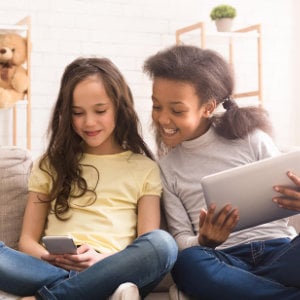 freundinnen-spielen-mit-tablets_1200x630_2021_06 2 Freundinnen spielen gemeinsam an einem Tablet