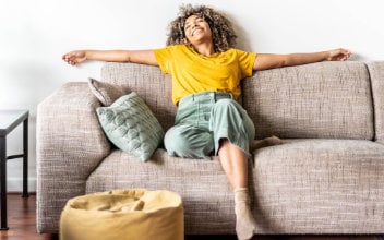 Frau relaxed auf Sofa