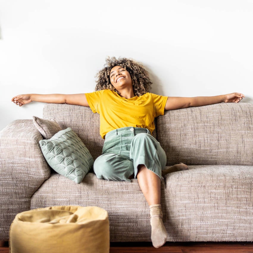 Frau relaxed auf Sofa