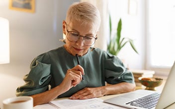 Eine Frau füllt Dokumente aus