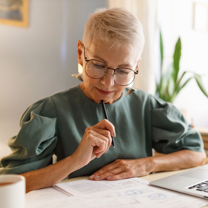Eine Frau füllt Dokumente aus
