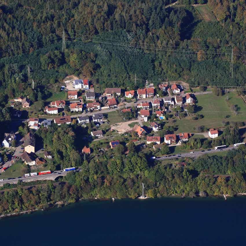 Luftaufnahme einer Ortschaft am Fluss